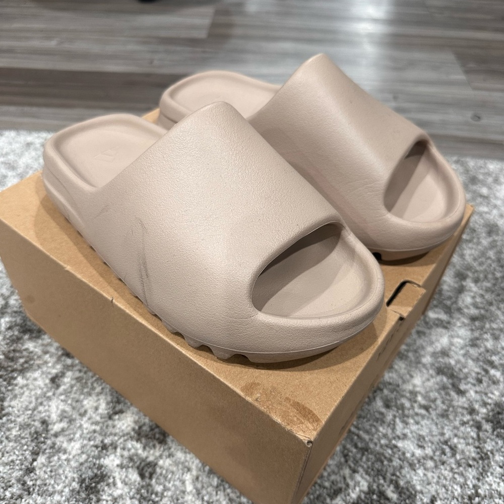 5.5 YEEZY SLIDES IN PURE